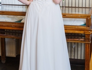 Екатеринбург: Белое свадебное платье Продается свадебное платье белого цвета. Размер: 46-48. Мой рост 174 см + каблуки 10 см. На лифе вышивка бусинами, на поясе кру