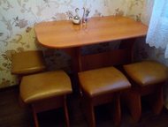 Продам обеденный стол и 4 табуретки В хорошем состоянии, имеются небольшие дефекты на столе и двух табуретах, Магнитогорск - Кухонная мебель